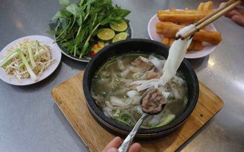 Thưởng thức phở tươi trong thố đá ở Sài Gòn