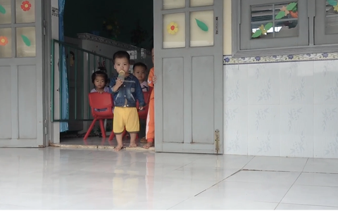 Video: Hàng trăm phụ huynh lo lắng vì con đang học trong trường lún, nứt