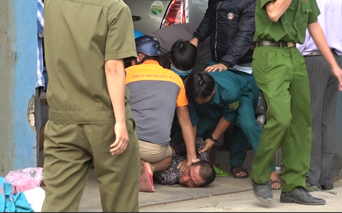 Video: Người đàn ông tự dí dao vào cổ cố thủ trong nhiều giờ