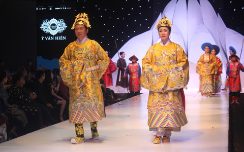 Lan Hương, Thu Hà, Chiều Xuân... lên sàn diễn thời trang triều Nguyễn, hầu đồng