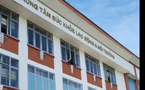 Yêu cầu làm rõ vụ 'hô biến' nhân viên tạp vụ thành bác sĩ