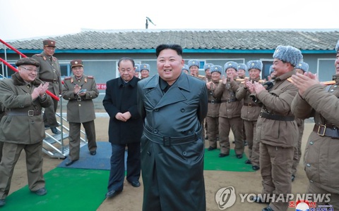 Ông Kim Jong Un gây tranh cãi khi thay đổi phong cách thời trang