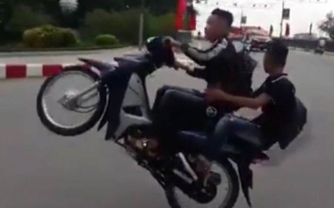 Quá nguy hiểm khi 'bốc đầu' xe máy ngay trên khúc cua đèo Hải Vân
