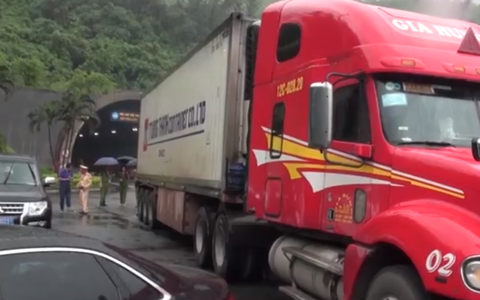 Video: Bắt giữ xe container chở 4.500 chai rượu ngoại lậu