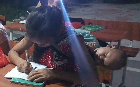 Em ngủ cho ngoan để mẹ học chữ