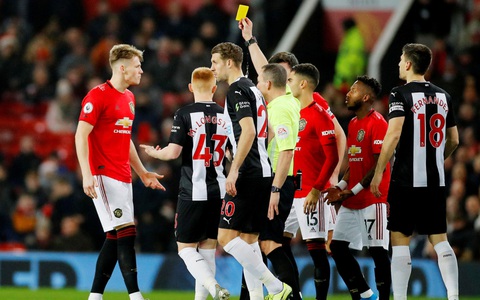 Sao trẻ M.U lãnh thẻ vàng nhanh kỷ lục ở Premier League