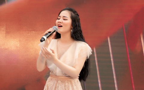'Sao Mai' Phạm Thùy Dung tung bộ đôi CD 'Moon' và MV 'Ave Maria'
