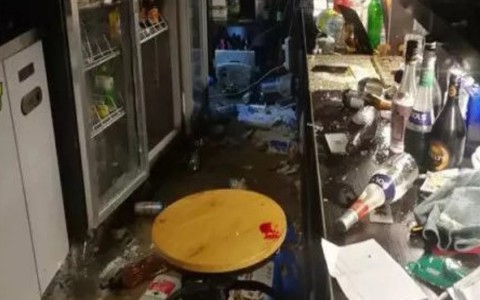 Bị cha mẹ nhắc lấy vợ, nam thanh niên đập phá tưng bừng