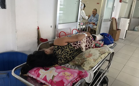 Đứt cáp thang công trình, 4 nữ và 5 nam công nhân rơi xuống đất