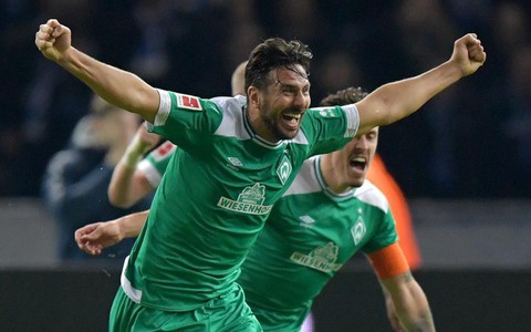 Pizarro với cú sút phạt đi vào lịch sử Bundesliga