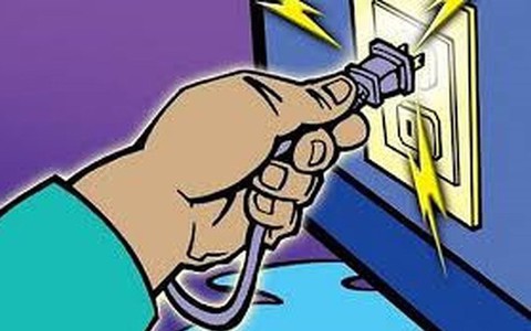 Đi tưới vườn chuối, 2 vợ chồng bị điện giật chết