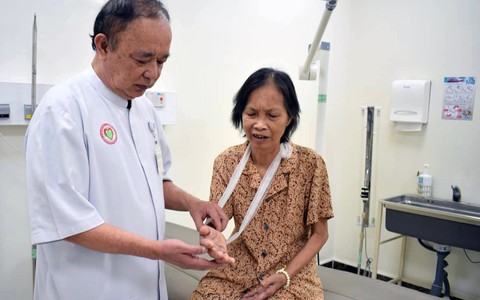 Lể gai tại nhà bị sốc nhiễm trùng suýt mất cánh tay