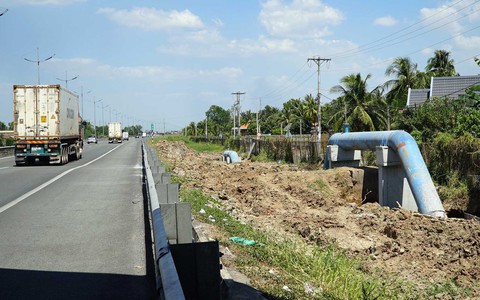 Lắp ống cấp nước trong hành lang đường cao tốc: Lợi trước mắt, hại về sau