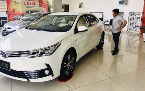 Ôtô trong nước đua giảm giá, xe nhập khẩu vẫn ồ ạt cập cảng