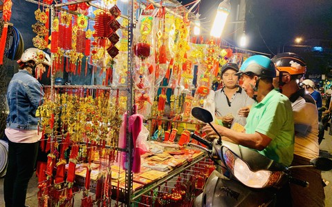 Siêu thị đóng cửa, dân Sài Gòn đổ xô ra chợ mua đồ Tết