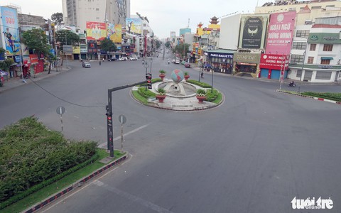 Thành phố ngày đầu năm với những nút giao thông... yên bình