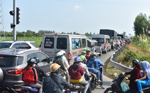 Quốc lộ 91 và đường tránh N1 'tê liệt' vì khách hành hương