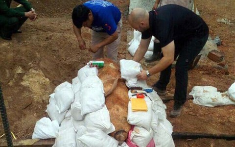 Tháo ngòi nổ quả bom nặng 350kg