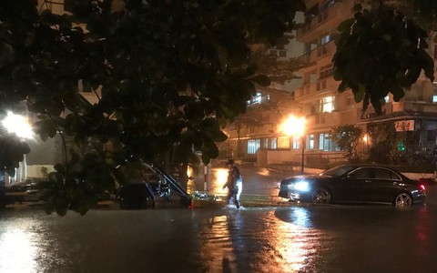 Chủ xe Mercedes kiện bồi thường gần 1 tỉ đồng vì bị ngập nước