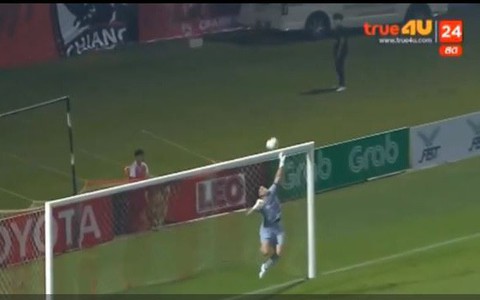 Video Đặng Văn Lâm xuất thần cản phá pha 'đốt lưới nhà' của đồng đội