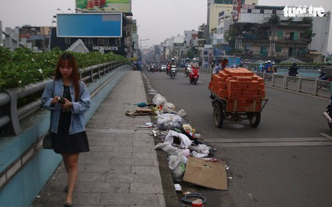 Sở Giao thông vận tải đề nghị quận, huyện dọn rác trên những cây cầu