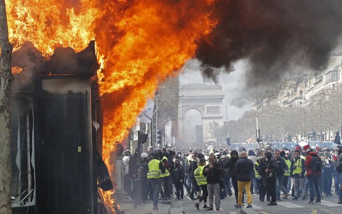 Paris lại ngập trong bạo loạn