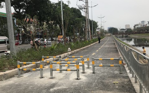 Chống xe máy vào đường người đi bộ, Hà Nội dựng ba lớp rào chắn