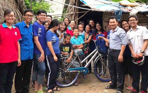 Cô bí thư Đoàn xắn tay đắp đường, bêtông hẻm