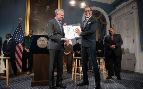 Chính trị gia New York cao 2,08m, phá kỷ lục Guinness