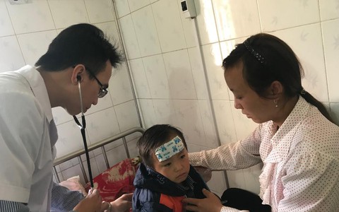 Bác sĩ về huyện nghèo, bệnh nhi hạn chế 'ở 7 ngày, uống kháng sinh'