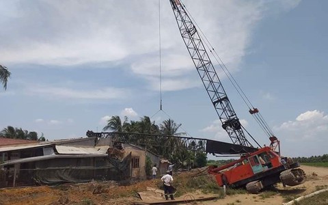 Nhà dân bị xe cẩu 2 tấn ngã đè không chịu mức bồi thường 56 triệu