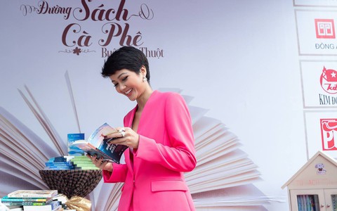 H'Hen Niê dự khai mạc đường sách tại Lễ hội cà phê Buôn Ma Thuột
