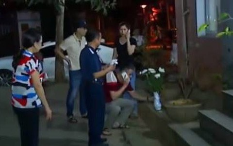 Trèo qua ô thoáng nhà vệ sinh, bé trai 3 tuổi rơi từ tầng 6 xuống đất tử vong