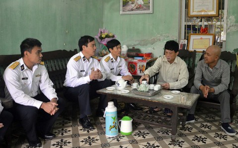 Đi xa hàng trăm kilômet tiếp máu cho đồng đội