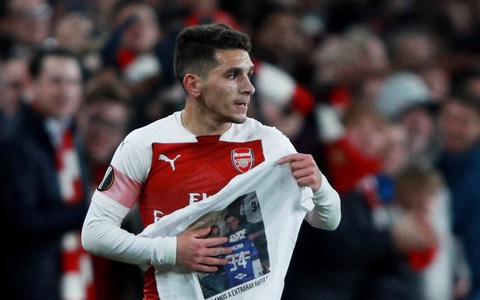 Torreira tặng bàn thắng cho người bạn thân vừa qua đời