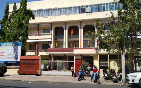 Trường có 200 nhân viên, phòng tổ chức hành chính chiếm... 54 người