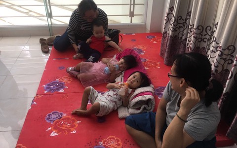 Dân mang nồi niêu 'cắm chốt' trụ sở công ty địa ốc: 'Sẽ chờ tới khi lãnh đạo ra mặt'