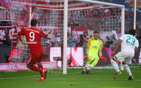 Thắng nhẹ Bremen, 'Hùm xám' tạm hơn Dortmund 4 điểm