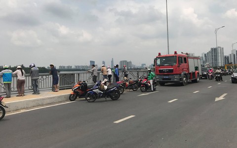 Vợ chứng kiến chồng nhảy cầu mất tích