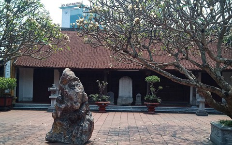 Dân bức xúc sư trụ trì dọa thả chó cắn 'nát mặt' Phật tử