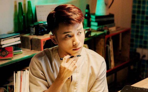 Tháng tư đa sắc