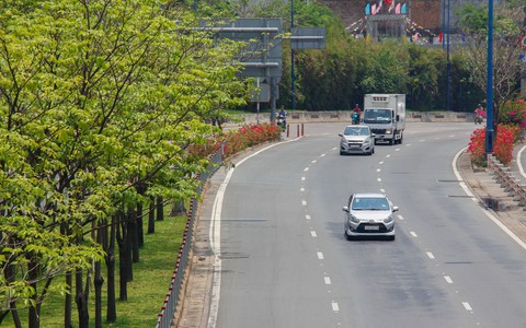 Những con đường TP.HCM thênh thang, vắng bóng người