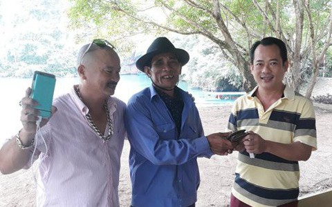 Người chèo thuyền ở Phong Nha trả lại ví cho du khách