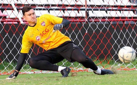 Văn Lâm ba lần bị đánh bại, Muangthong Utd thua trận thứ 2 liên tiếp
