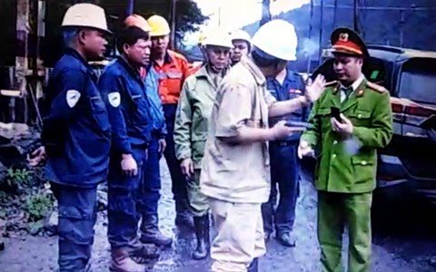 Hai công ty than xung đột, 'dàn trận', rút súng trước mặt công an
