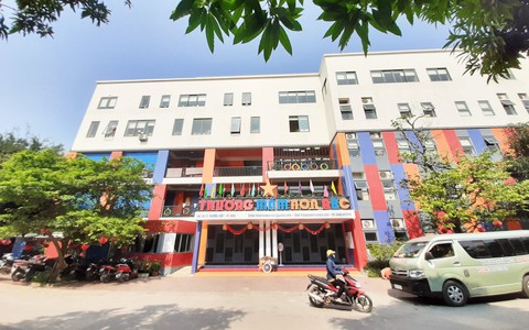 Vụ ‘gia đình nợ tiền học’: trường mời đưa bé đi học trở lại