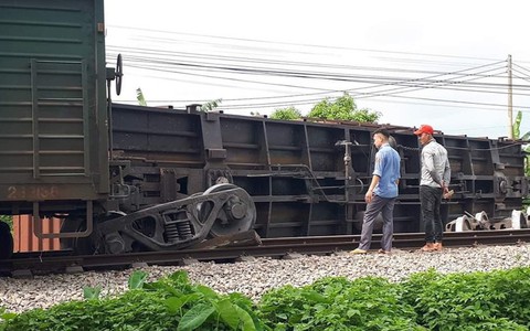 Tàu hỏa trật bánh tại Nam Định do bảo trì đường không đạt yêu cầu