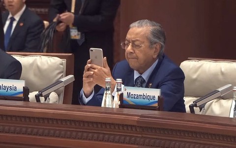 Thủ tướng Malaysia thú nhận được cô bé 10 tuổi dạy dùng thiết bị điện tử
