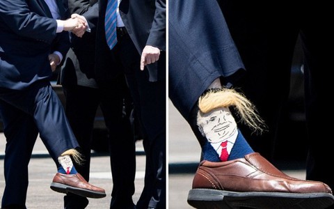 Lãnh đạo Louisiana giơ chân khoe tất có hình ông Trump khi đón tổng thống