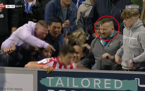 Xem khoảnh khắc cầu thủ Sunderland bị CĐV 'đá và đấm'